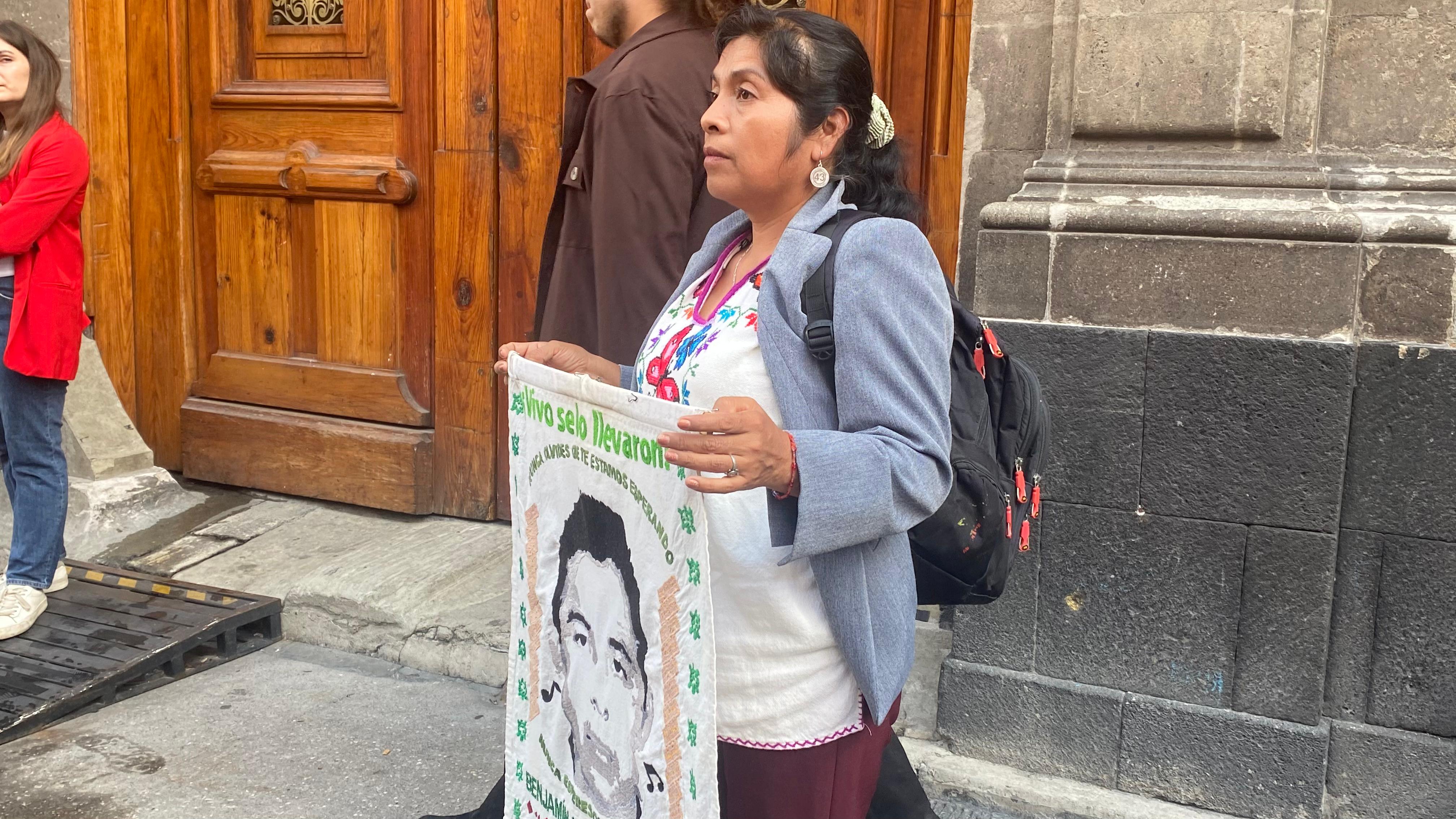 Reunión Sheinbaum-Ayotzinapa: Era la primera reunión que sostenían los padres y madres de Ayotzinapa sin el abogado Vidulfo Rosales Sierra, quien fuera su representante por 11 años, así como el primer acercamiento con el nuevo fiscal encargado del caso, Mauricio Pazarán Álvarez.
