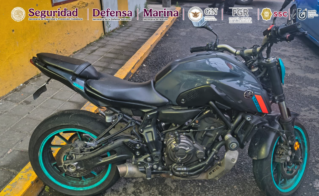 En el cateo en Iztapalapa incautaron 34 cartuchos útiles, un arma de fuego corta, una motocicleta y 13 teléfonos celulares.