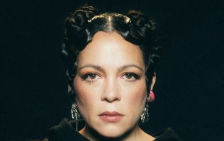 Rapea Natalia Lafourcade historia de La cometierra