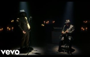 Encienden Carlos Santana y Carín León Velas a tu nombre