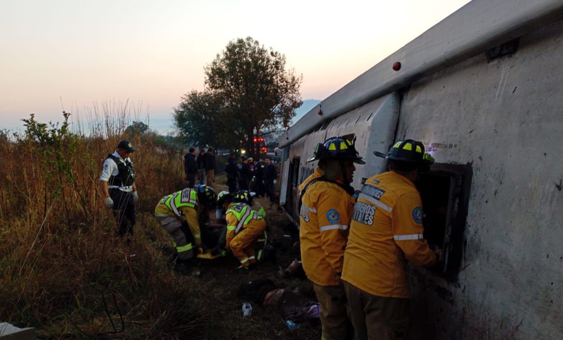 Confirman 7 muertos y 20 heridos por accidente de autobús en Michoacán ...