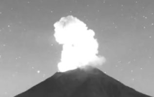 Popocatépetl emite 26 exhalaciones; dispersa ceniza hacia Puebla y CDMX
