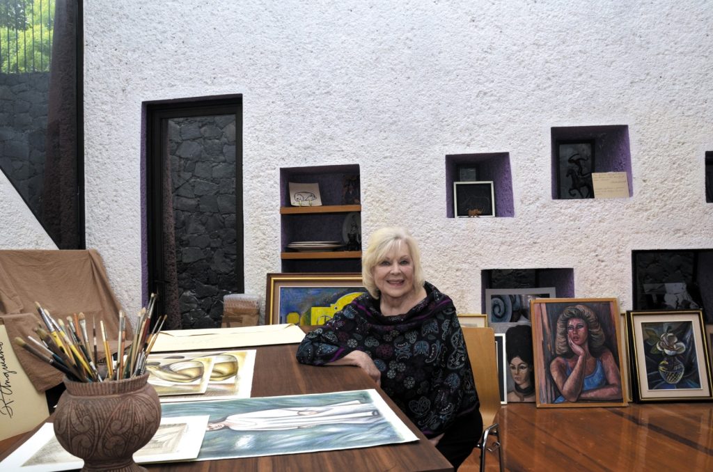 Brigita Liepins fue también una artista por derecho propio. Y lo era desde antes de conocer al fallecido muralista. Diseñadora de gran prestigio, especialista en el ámbar de su natal Letonia, generosa, culta, inteligente, políglota, sensible y discreta, no dudó nunca en ser la mujer detrás de un gran hombre, aunque, en palabras de quien fuese gran amigo de la pareja, el prestigioso abogado Jorge Barrantes, “el Maestro Raúl siempre aclaró que al lado —no atrás—, de un gran hombre siempre hay una gran mujer. (Foto: Alberto Carbot)