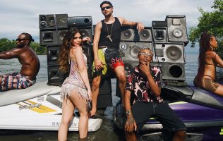 Pedro Sampaio, Melody y Meno K montan Jetski en plataformas