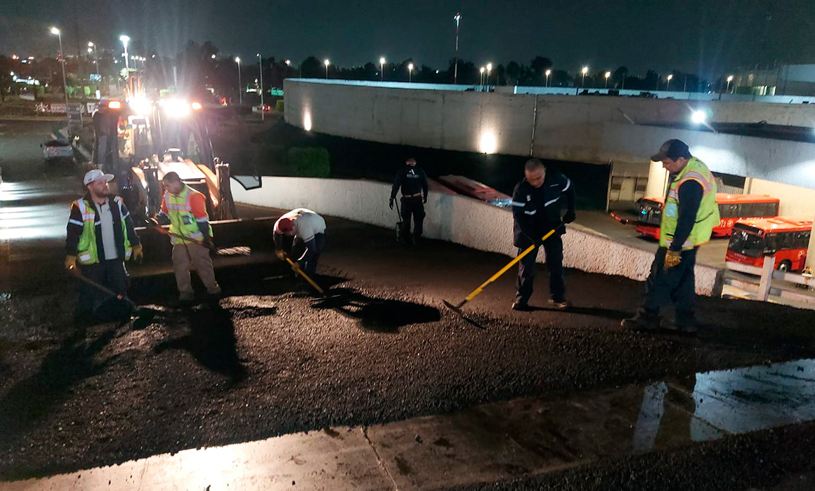 Por asentamiento natural, hundimiento en rampa vehicular: AICM