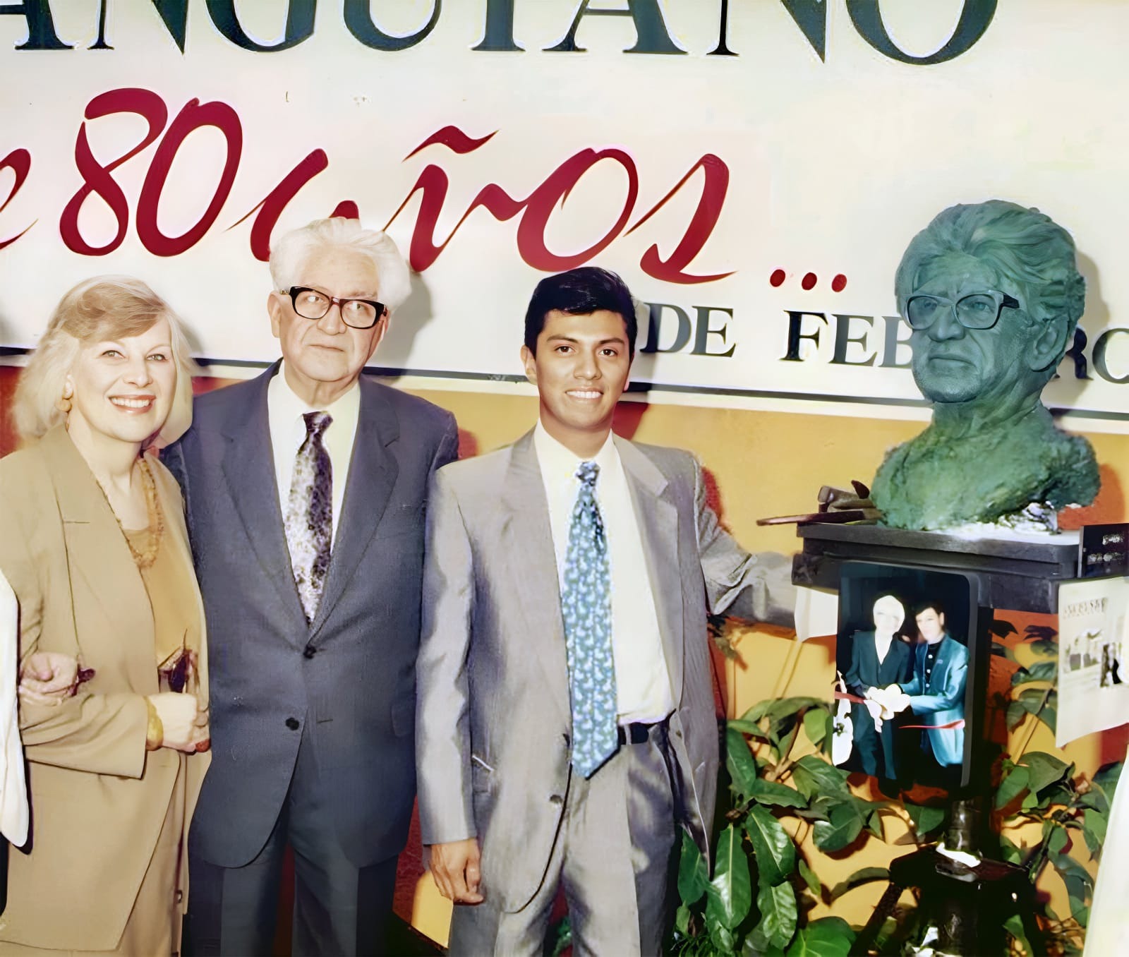 El escultor Sergio Peraza, acompañado por sus grandes amigos Brigita y Raúl Anguiano, en la presentación del busto de su autoría, del reconocido muralista. (Foto: archivo personal Sergio Peraza)