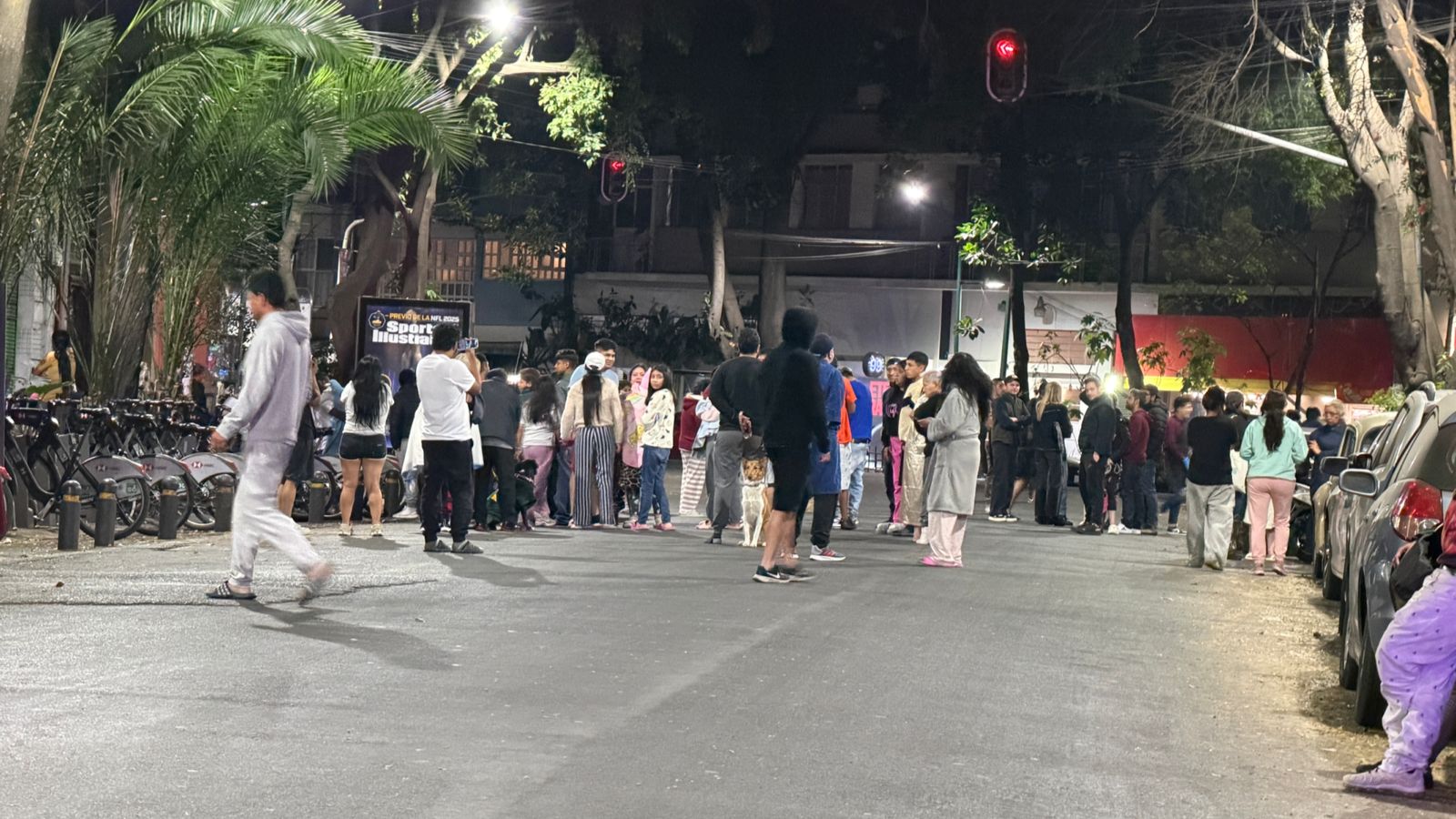 Pese a que el sismo resultó imperceptible en la capital, miles de ciudadanos evacuaron sus hogares por precaución, enfrentándose a temperaturas gélidas de entre 7 y 8 grados