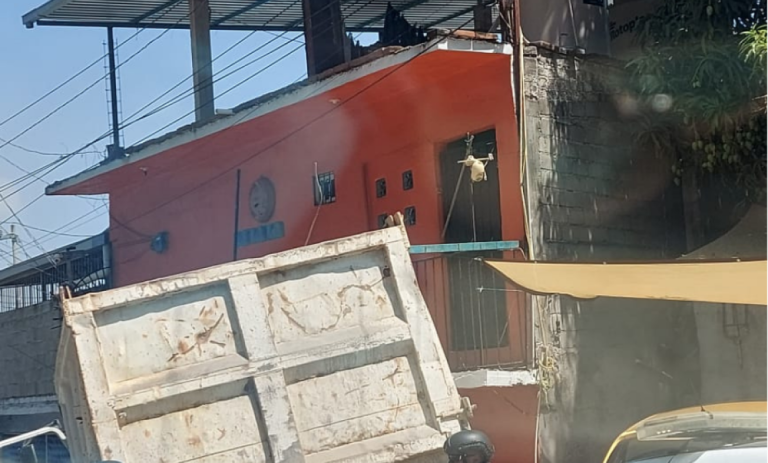 Se queda sin frenos camión de volteo y choca contra casa en Acapulco ...