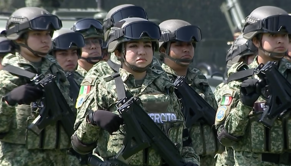 Estas futuras oficiales no solo ocuparán cargos administrativos, sino que se integran plenamente a unidades operativas, ejerciendo el mando en áreas que anteriormente eran exclusivas para hombres, como el paracaidismo y las fuerzas especiales.