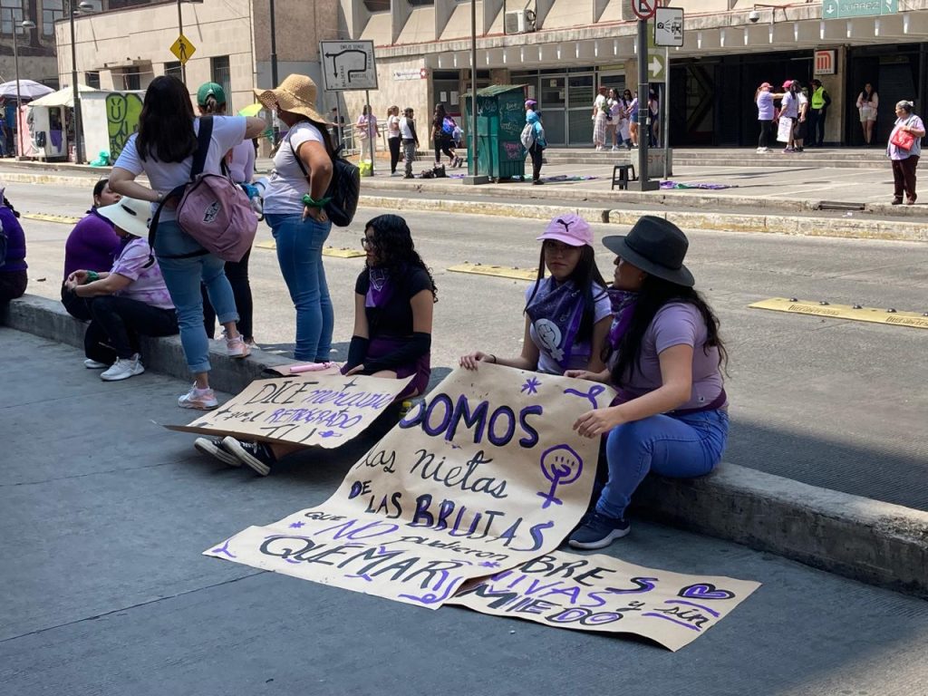 Cualquier lugar es un punto de reunión para las decenas de contingentes de diversas organizaciones de mujeres
