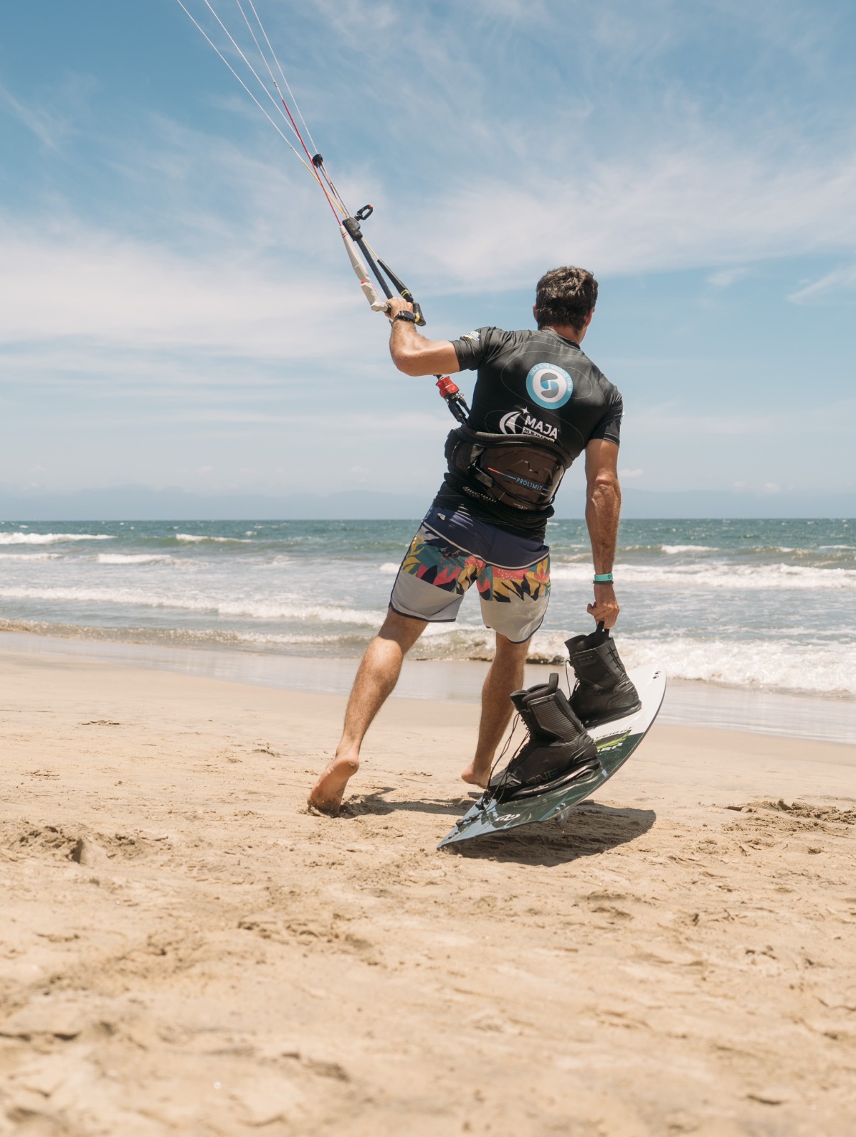 El kitesurf es un deporte extremo en el que el viento propulsa una cometa conectada al atleta mediante un arnés
