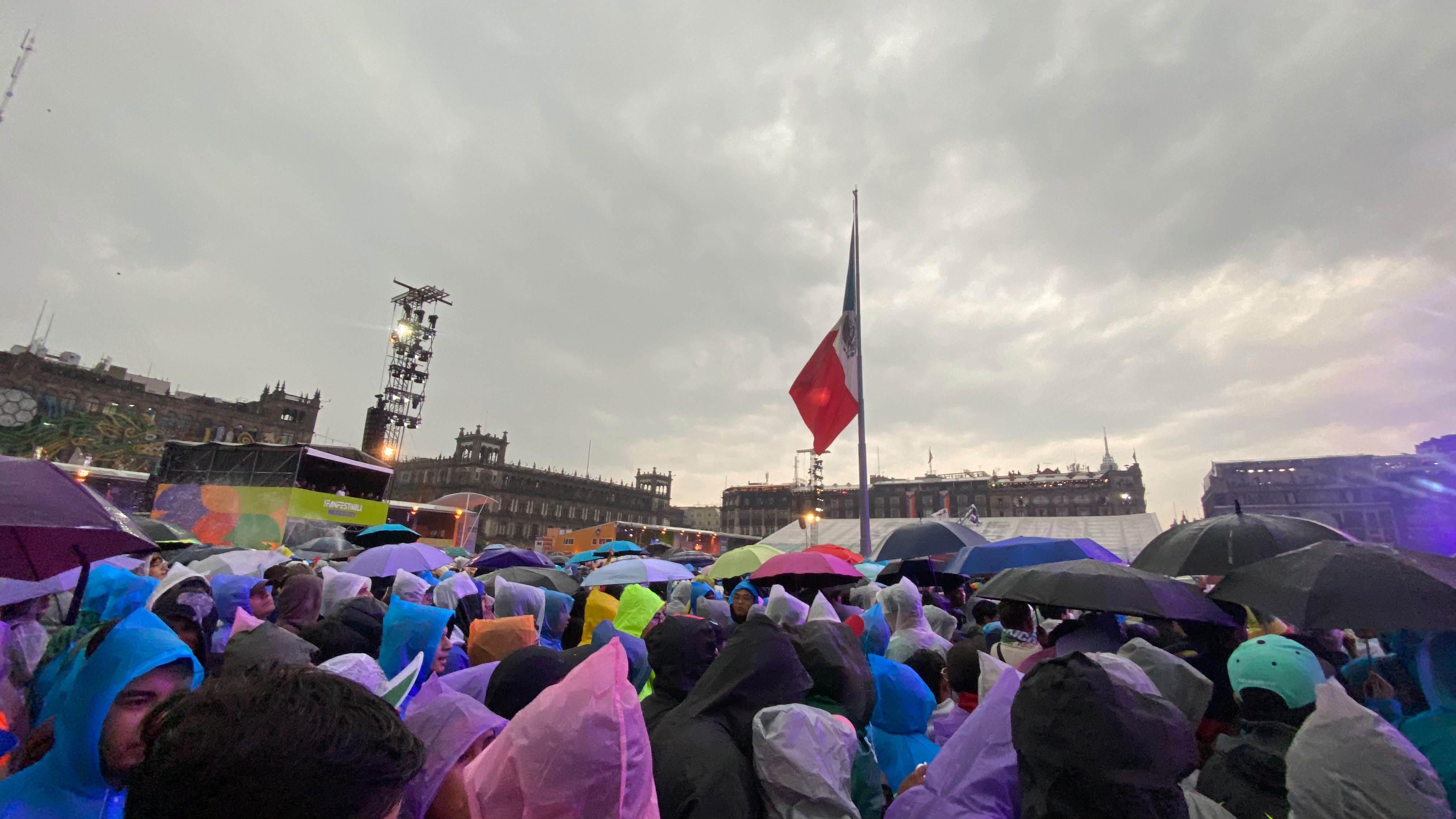 La principal plaza de la Capital se observa a su máxima capacidad 