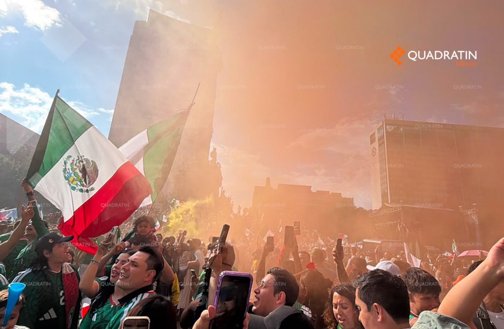 El grito unísono de ¡México, México! retumbó con una fuerza en el Ángel de la Independencia