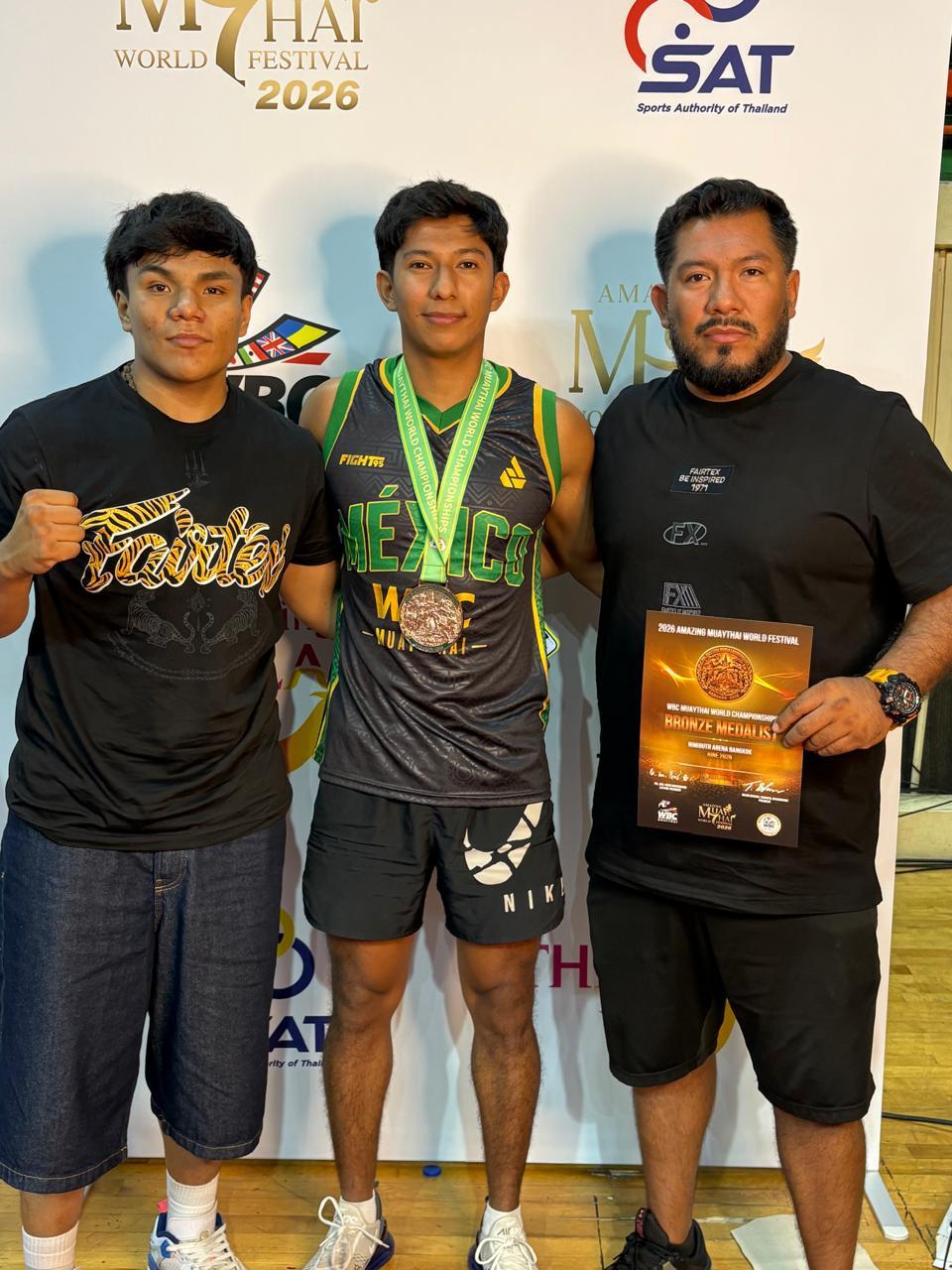 Emmanuel La Mole Vallejo, disputó las semifinales amateur categoría de 78 kgs. ; Iván Torbellino Vallejo y el entrenador de ambos el profesor Sergio Vallejo de la Academia KML THAI BOXING VALLEJOS