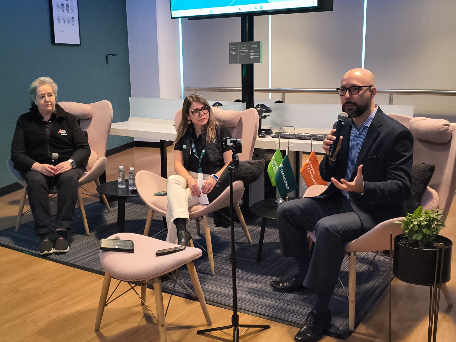 Lo más importante es que aprenden a resolver problemas con otras personas y comprenden que su conocimiento puede generar un cambio positivo en su comunidad", afirmó Abismael Reséndiz, director nacional de Prepa Tecmilenio.