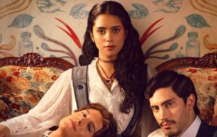 Netflix presenta el tráiler de Mal de amores, basada en la novela de Ángeles Mastretta, dirigida por su hija, Catalina Aguilar Mastretta y por estrenarse el 2 de septiembre.