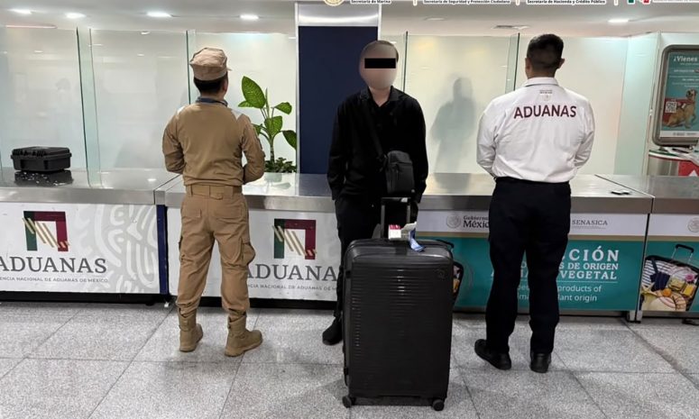 Aseguran en el AICM 8 kilos de cocaína oculta en artesanía desde Perú