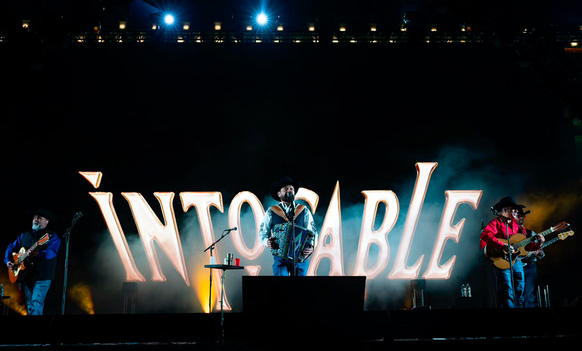 El grupo intocable se presenta en un escenario en el Zócalo de la Siudad de México