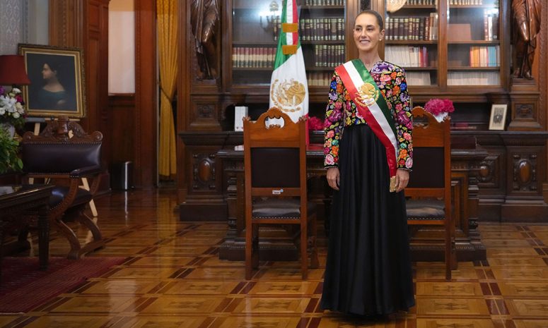 Prenda simboliza tradiciones, identidad y riqueza, reconoce Sheinbaum