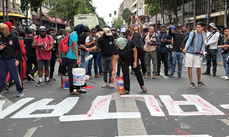Reclaman a AMLO incumplir con los 43 de Ayotzinapa
