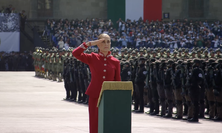 Sheinbaum encabeza izamiento de bandera y pase de revista en el Zócalo