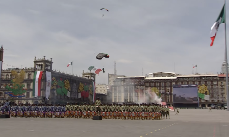 Paracaidistas y 99 aeronaves abren el desfile militar 2026 en el Zócalo
