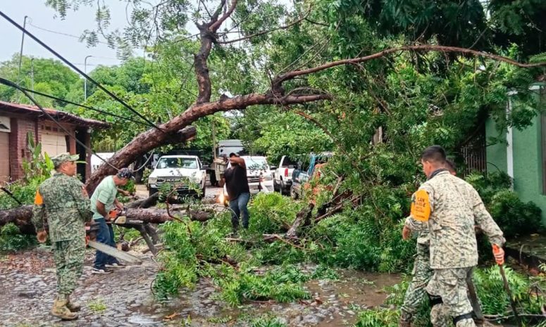 Alerta Sheinbaum a costa del Pacífico por huracán Simon