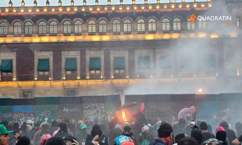 Lanzan cohetones durante 2 de octubre en Zócalo