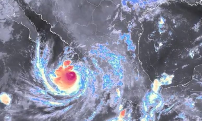 Huracán Simon, a 80 km de Cabo Corrientes, Jalisco