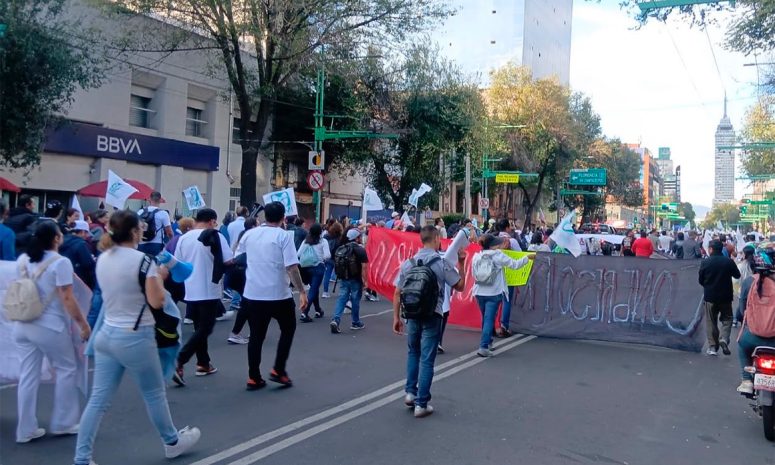 Marchan trabajadores del IMSS en rechazo al aumento del 8%
