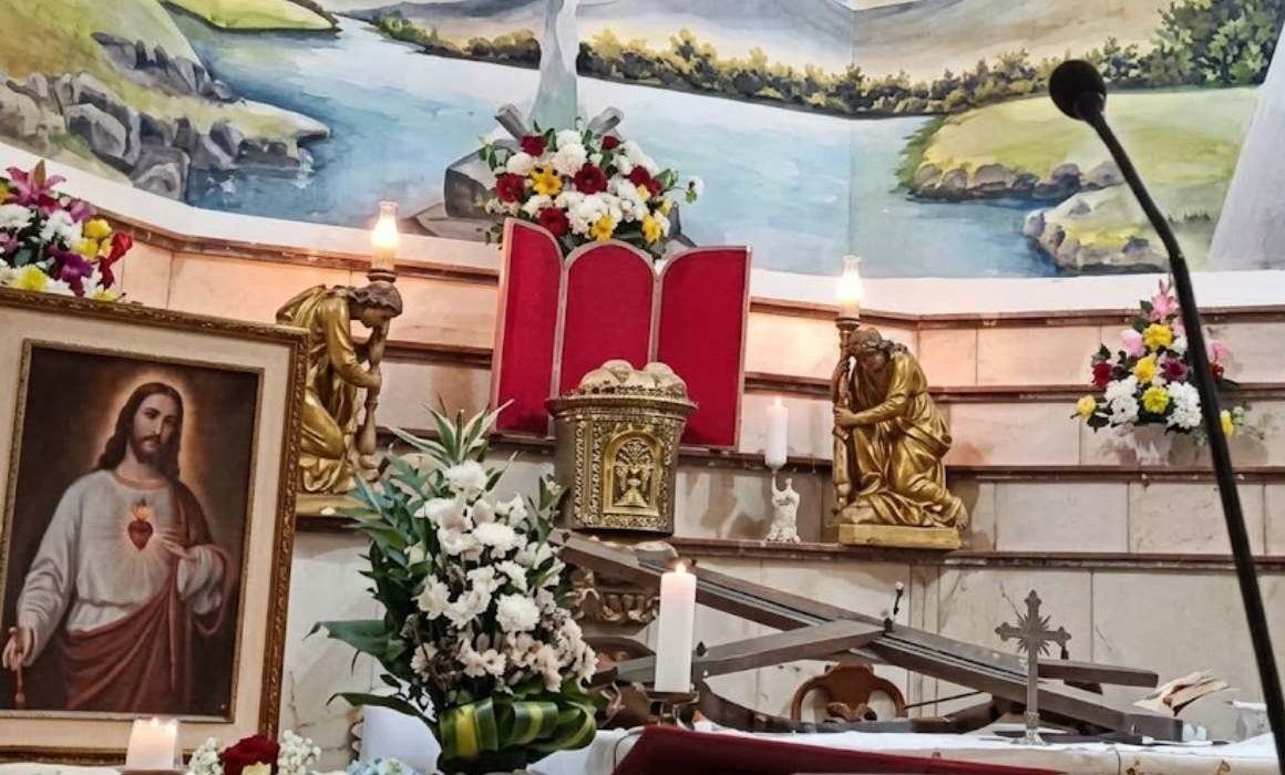 Muere el sacerdote Patricio Sánchez tras caerle una cruz encima durante una misa en Guayaquil