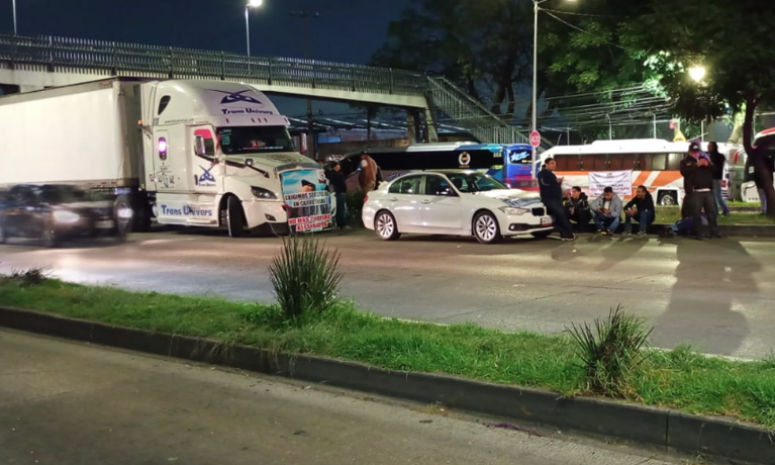 Permanece bloqueo de transportistas en Calzada Vallejo