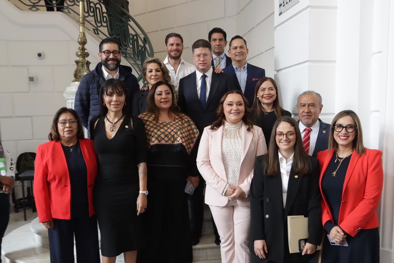Pablo Vázquez y legisladores posando en las escaleras del Congreso durante un evento oficial