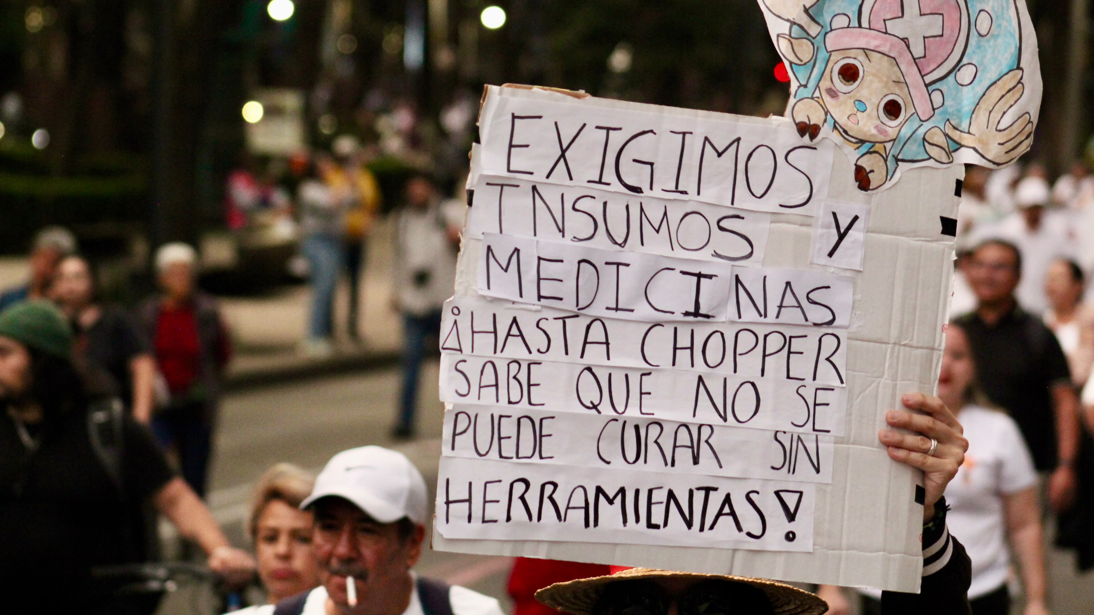 Con una cartulina personal del IMSS marcha y exige Insumos, aumento salarial y medicamentos demanda personal en la  Ciudad de México 