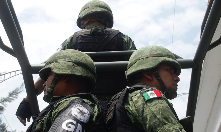 Atacan a policías de Mazatlán camino al aeropuerto
